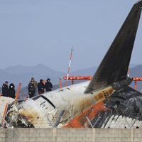 Investigadores de EU y Boeing inspeccionan el lugar de accidente aéreo mortal en Corea del Sur