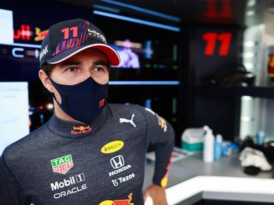 Red Bull pone en duda continuidad de Checo Pérez