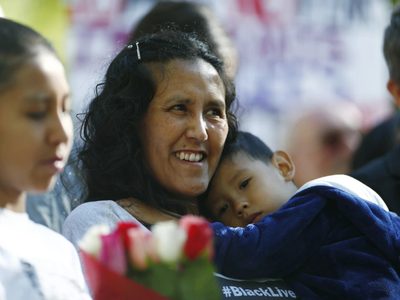Mujer que había buscado protección contra la deportación en iglesias de Colorado está detenida