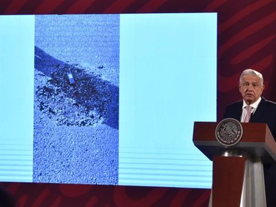 "Fue un bache, no un cráter": esto dijo AMLO sobre el cierre de una pista en el AICM