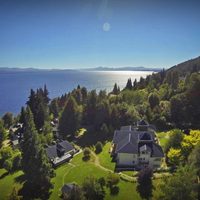 Conmoción en un hotel de Bariloche: un egresado fue arrojado al vacío