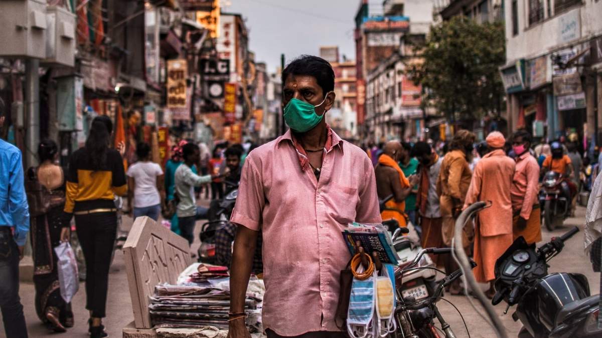 Un vendedor ambulante en pleno centro de Mumbai, India. Fuente: (Twitter)
