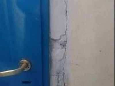 La escuela primaria N° 71 de Tres Chorros reclama por grietas en paredes y pisos
