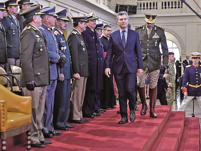 Los militares regresan por sus fueros