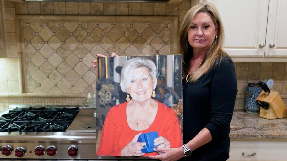 M.J. Jennings posa con una fotografía de su madre, Leah Corken, una de 22 mujeres de Dallas de las que Billy Chemirmir fue acusado de haber asesinado