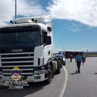 Perdió el control del camión y volcó en la ex Autovía Norte