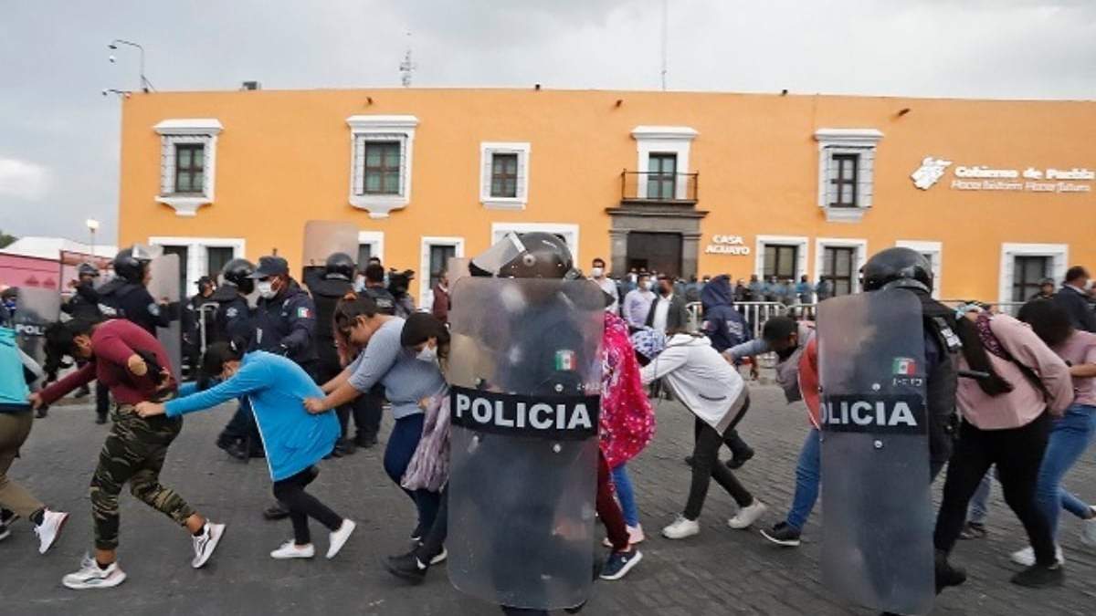 Normalistas detenidos por policías de Puebla el 1 de junio de 2021