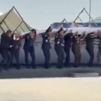 El viento tira escenografía sobre Delfina Gómez y un grupo de militares (Video)