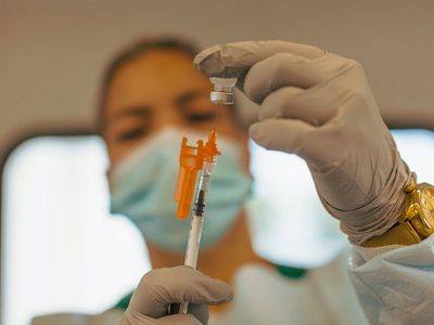 El Gobierno inicia negociaciones para obtener dosis de la vacuna de Moderna