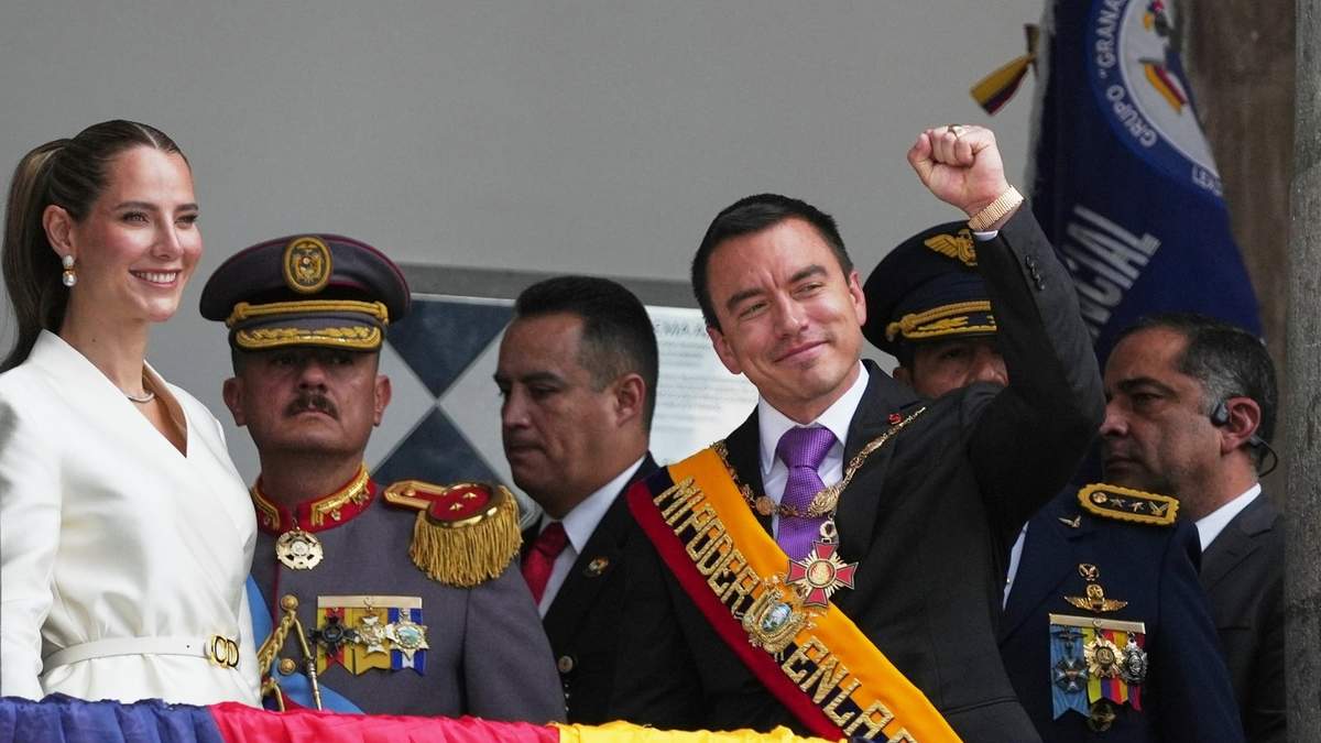 El presidente de Ecuador, Daniel Noboa, y su esposa, Lavinia Valbonesi, saludan a sus partidarios desde el balcón del palacio presidencial después de su ceremonia de juramentación