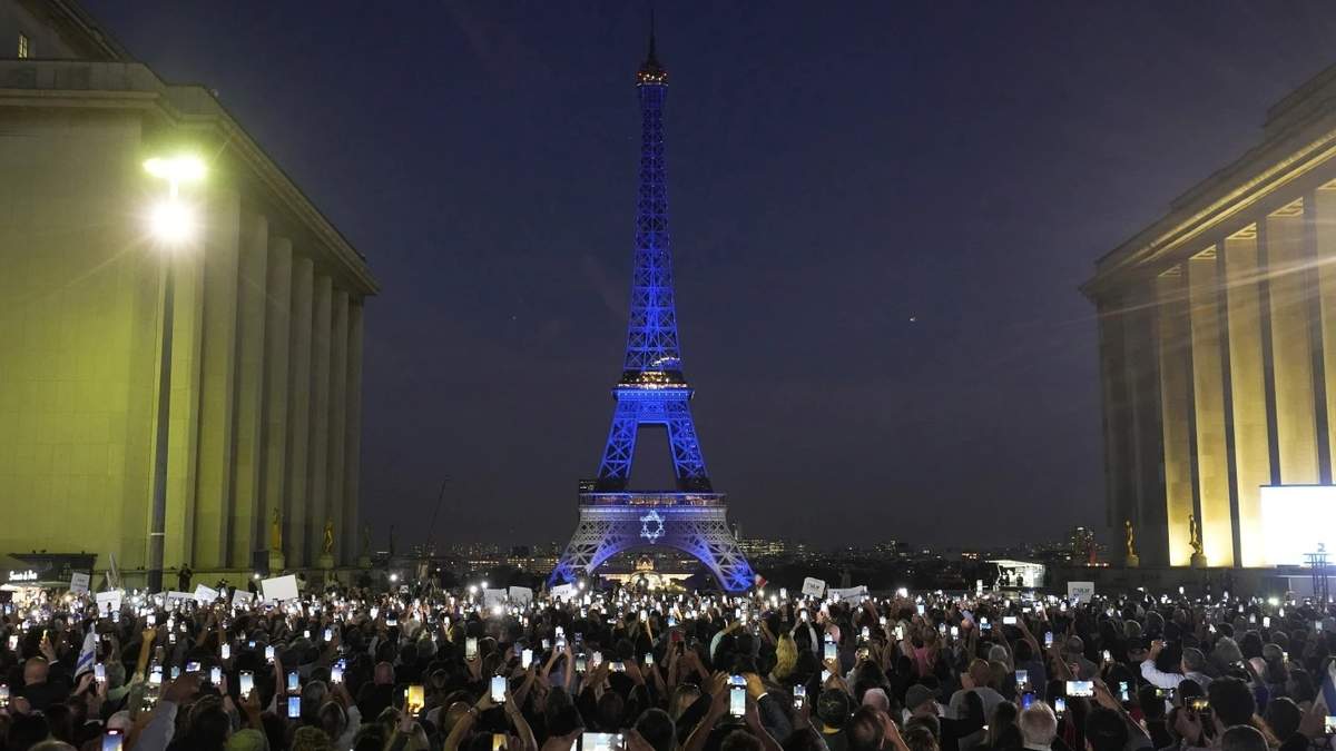 La torre Eiffel iluminada con los colores de Israel luego de una manifestación en apoyo a ese país el 9 de octubre de 2023