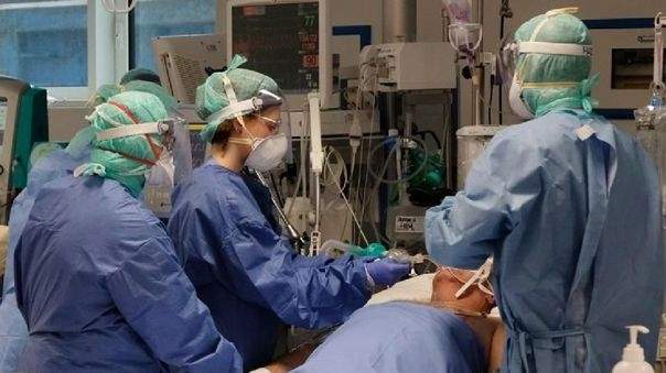 Médicos atendiendo a pacientes con coronavirus.Fuente: (Twitter).