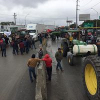 Con bloqueo a puente internacional, agricultores de Tamaulipas protestan por recorte de apoyos al campo