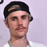 ¿Salió del armario? Justin Bieber pierde los papeles y se viste de esta forma ¿En serio?