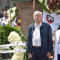 "No va a haber autoritarismo", dice AMLO al rendir homenaje a las víctimas del 68