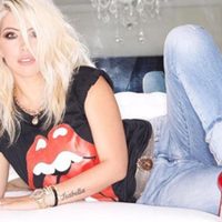 "Viernes por la noche": la particular postal de Wanda Nara con una llamativa prenda en color blanco