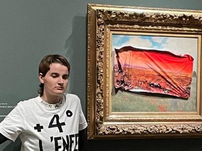 Activista pega cartel sobre cuadro de Monet en el Museo de Orsay