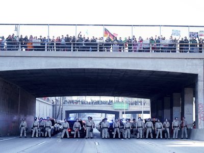 Manifestantes bloquean la circulación en autopista de Los Ángeles para exigir fin a deportaciones
