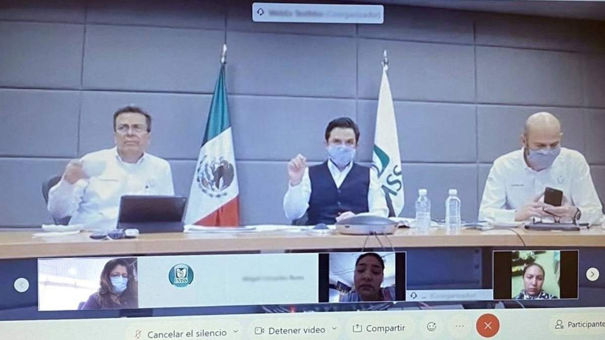 El director del Seguro Social, durante la reunión virtual con los familiares de los pacientes pediátricos, el 31 de diciembre.