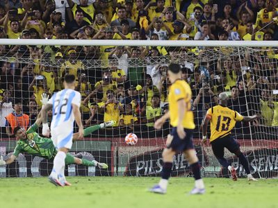 Ecuador derrota 1-0 a Argentina sin Messi en fecha final de eliminatorias