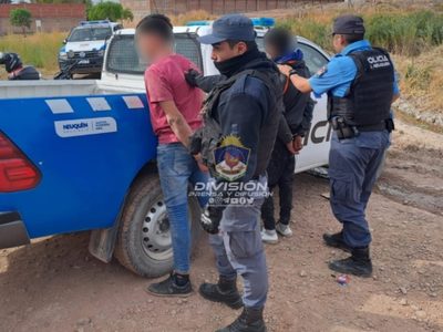 Detienen a dos personas que portaban armas ilegales mientras iban en una moto