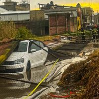 Graban la caída de una barda en Toluca; fue “nube de embudo”, no tornado, dice el gobierno
