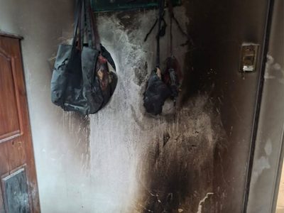 La Plata: le entró una cañita voladora a la casa y le prendió fuego la vivienda