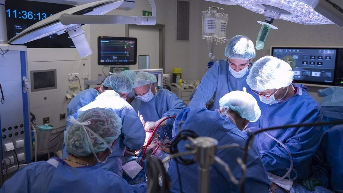 El Hospital de Bellvitge en L'Hospitalet de Llobregat realizó el primer trasplante facial del mundo procedente de un donante que sufrió infarto agudo al miocardio
