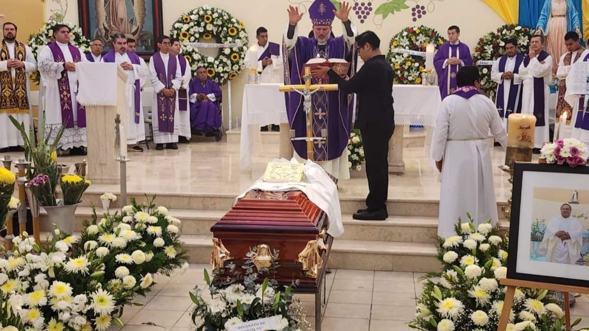 El obispo José de Jesús en la misa de cuerpo presente del cura Bertoldo Pantaleón en Mezcala Foto Jesús Dorantes