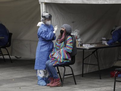 Ante aumento de contagios por covid-19, OPS pide priorizar pruebas rápidas de antígenos