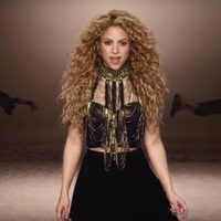 ¡Justo le picaba! Shakira tenía falda pero no dudó en rascarse atrás para aliviar la picazón. ¡Mirá!