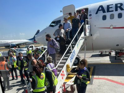 Hombre que abrió la salida de emergencia de un avión es apoyado por otros pasajeros