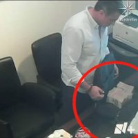 Exhiben en video a dos colaboradores de Layda Sansores y una senadora morenista recibiendo dinero