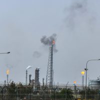 Irán ataca refinería de Kuwait y explosiones retumban en Teherán por ataque israelí