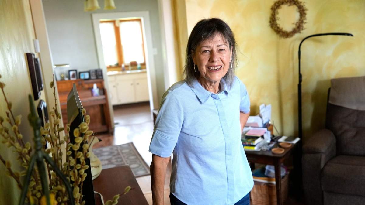 Susan Pryce, una enfermera jubilada de Derry, Pensilvania, quien dice que se opone a Donald Trump. Foto tomada en su casa en Derry, Pensilvania