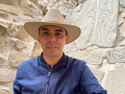 Él es Juan Carlos Sánchez-Antonio, filósofo zapoteco destacado en una revista estadunidense