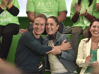Sheinbaum recibe constancia como candidata presidencial del PVEM