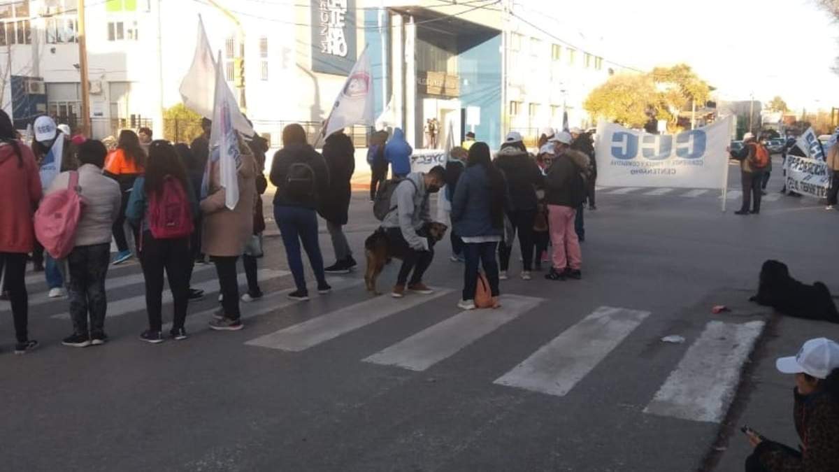 Protesta de la CCC frente a la oficinal municipal en Centenario. Fuente (Ramón Campos).
