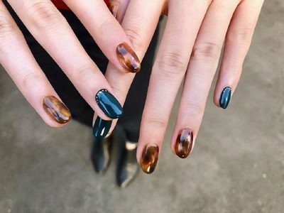 Nail art: "uñas carey", la manicura de moda que podés combinar muy bien en una boda o en reuniones de trabajo