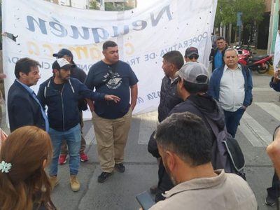 Trabajadores de Cerámica Neuquén volvieron a reclamar por la reconexión del servicio de electricidad