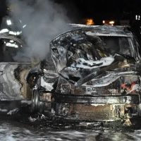 Una camioneta chocó contra un caballo suelto en ruta Siete Lagos y se incendió por completo