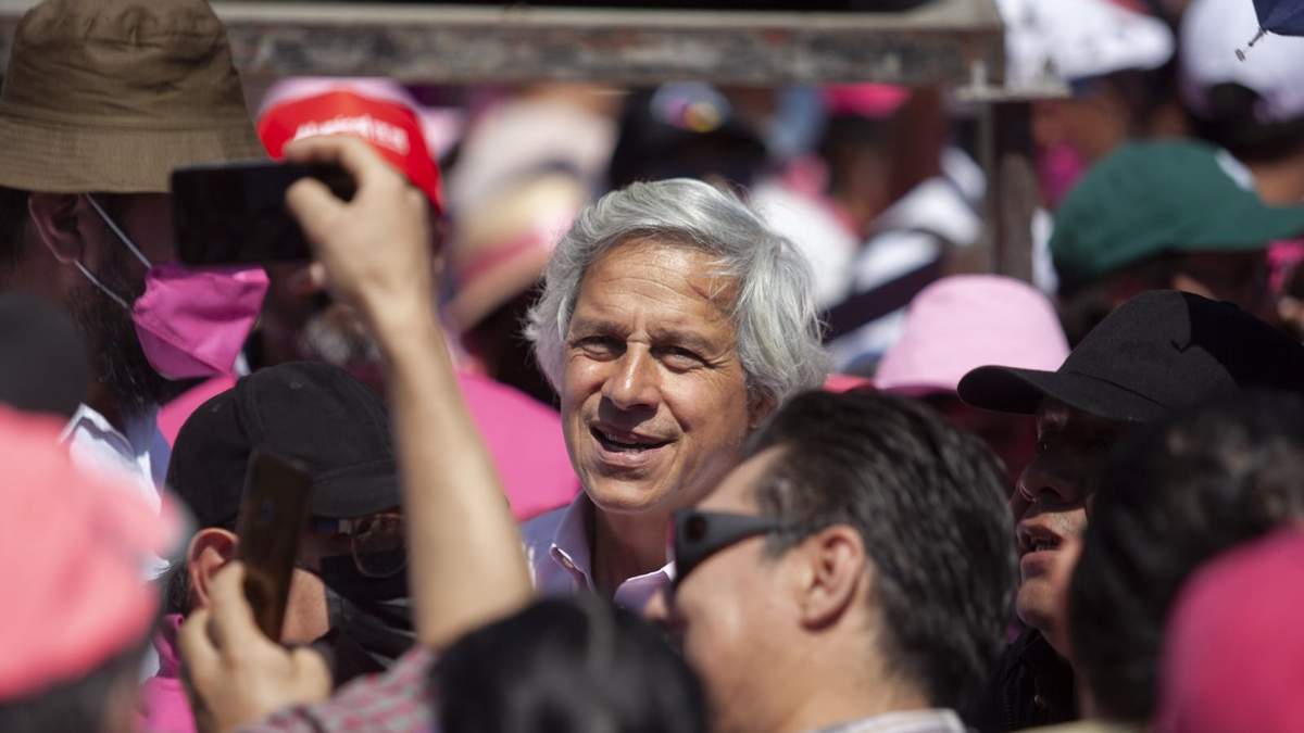 Claudio X. González en la marcha en defensa del INE en fenrero de 2023