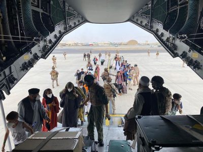 El primer avión para repatriar a españoles de Afganistán voló hacia Dubái