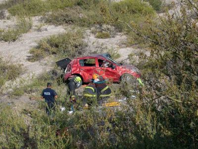 Un auto cayó por un barranco en General Roca: hay dos personas heridas