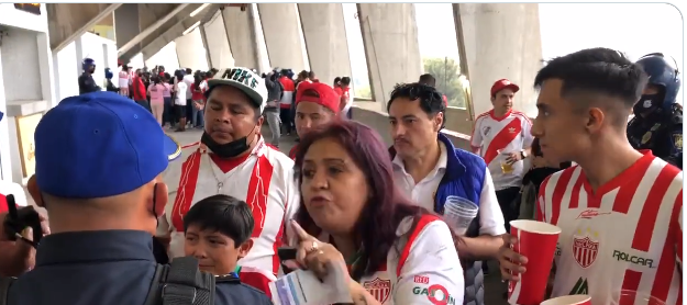 Aficionados del Necaxa, en el estadio Azteca