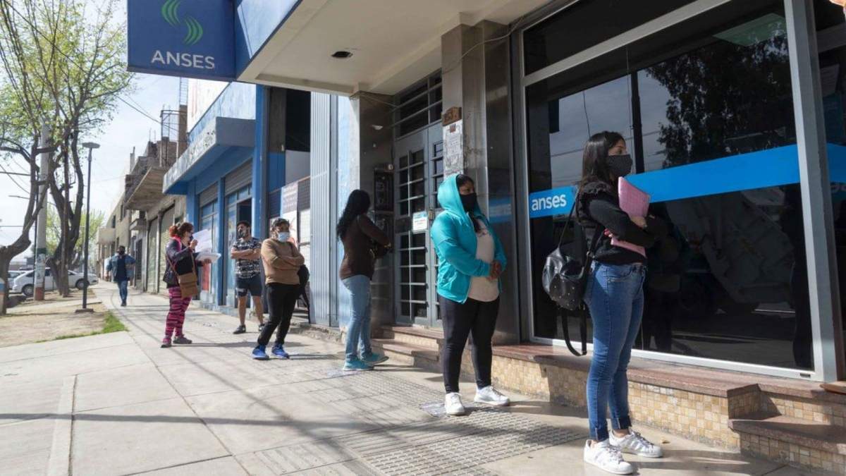 Fila para cobrar el bono en ANSES. Fuente: (Twitter)