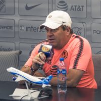 Imponen al "Piojo" Herrera "multa económica" por criticar a Brizio y al VAR