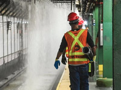 Tubería de 127 años se rompe bajo Times Square e inunda estación del metro y calles de NY (Video)