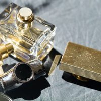 Si tenés tapas de perfumes vacíos, guardalas: mirá el hermoso perchero que podés hacer en solo unos minutos