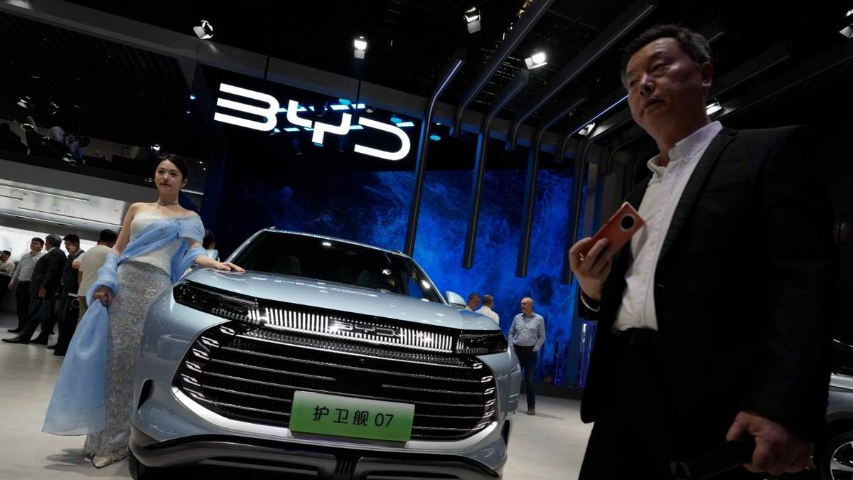 Una modelo posa junto a un automóvil de la marca BYD durante la Feria del Auto de Shanghái, el 18 de abril de 2023, en Shanghái, China